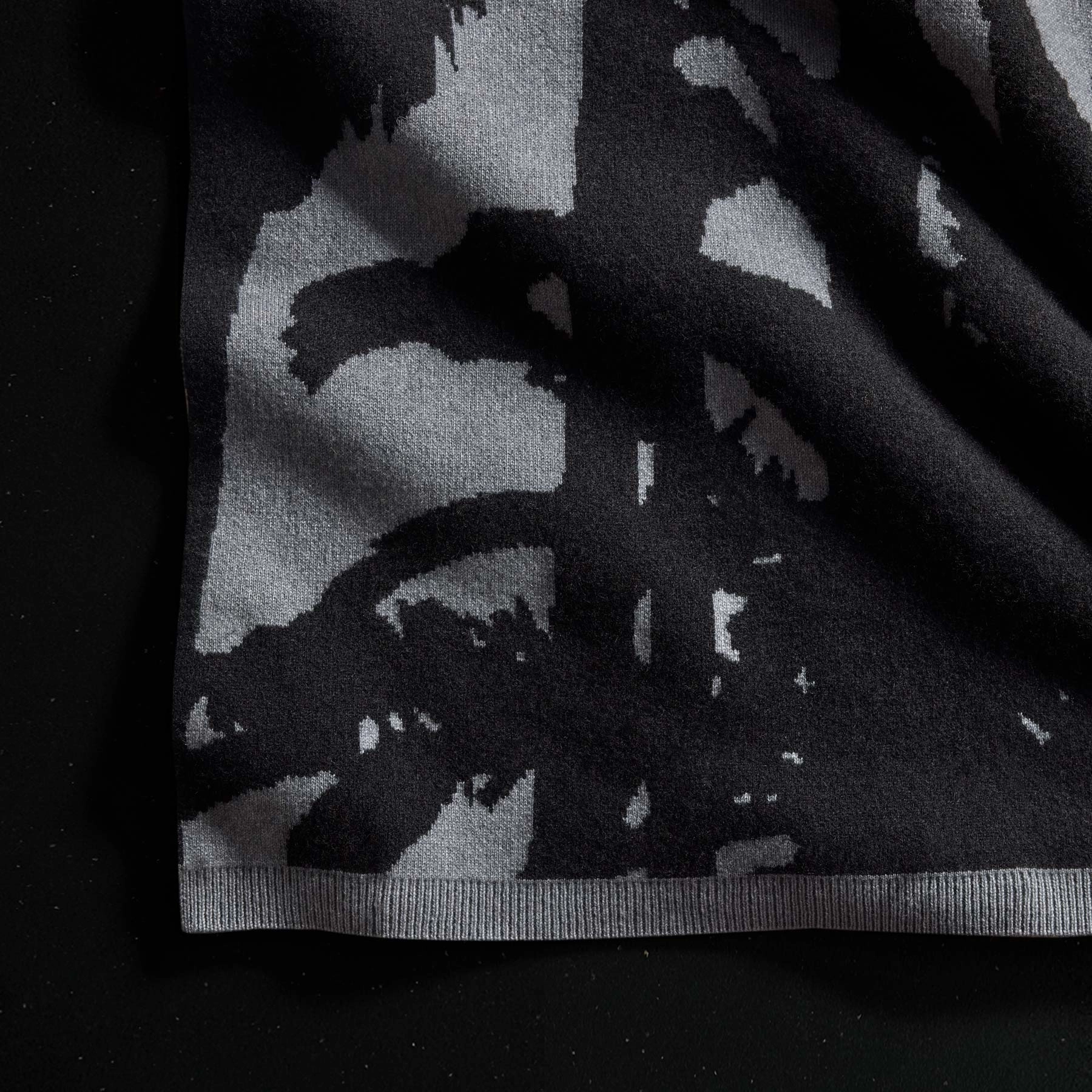 Ombrè Palms Cashmere Blanket - Black/Grey
